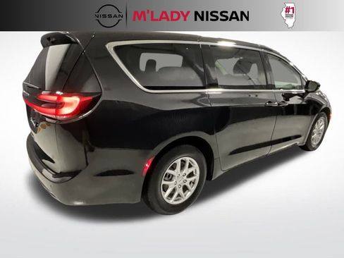 Used 2024 Chrysler Pacifica Touring-L image 7