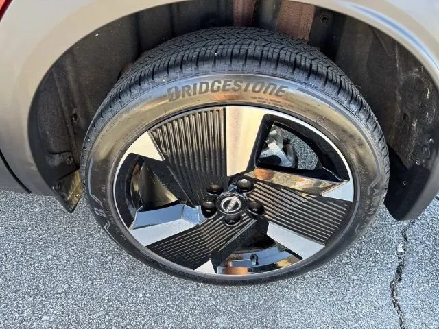 Certified 2025 Nissan Kicks SR FWD image 12