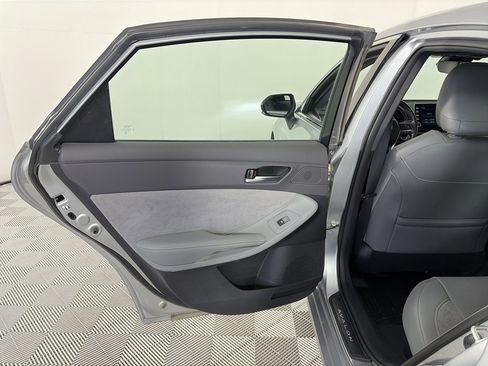 Used 2019 Toyota Avalon XSE image 12