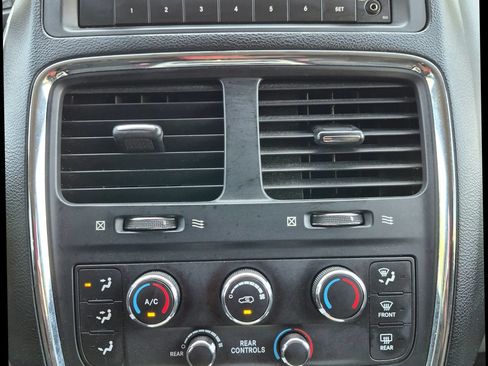 Used 2016 Dodge Grand Caravan SXT FWD image 22