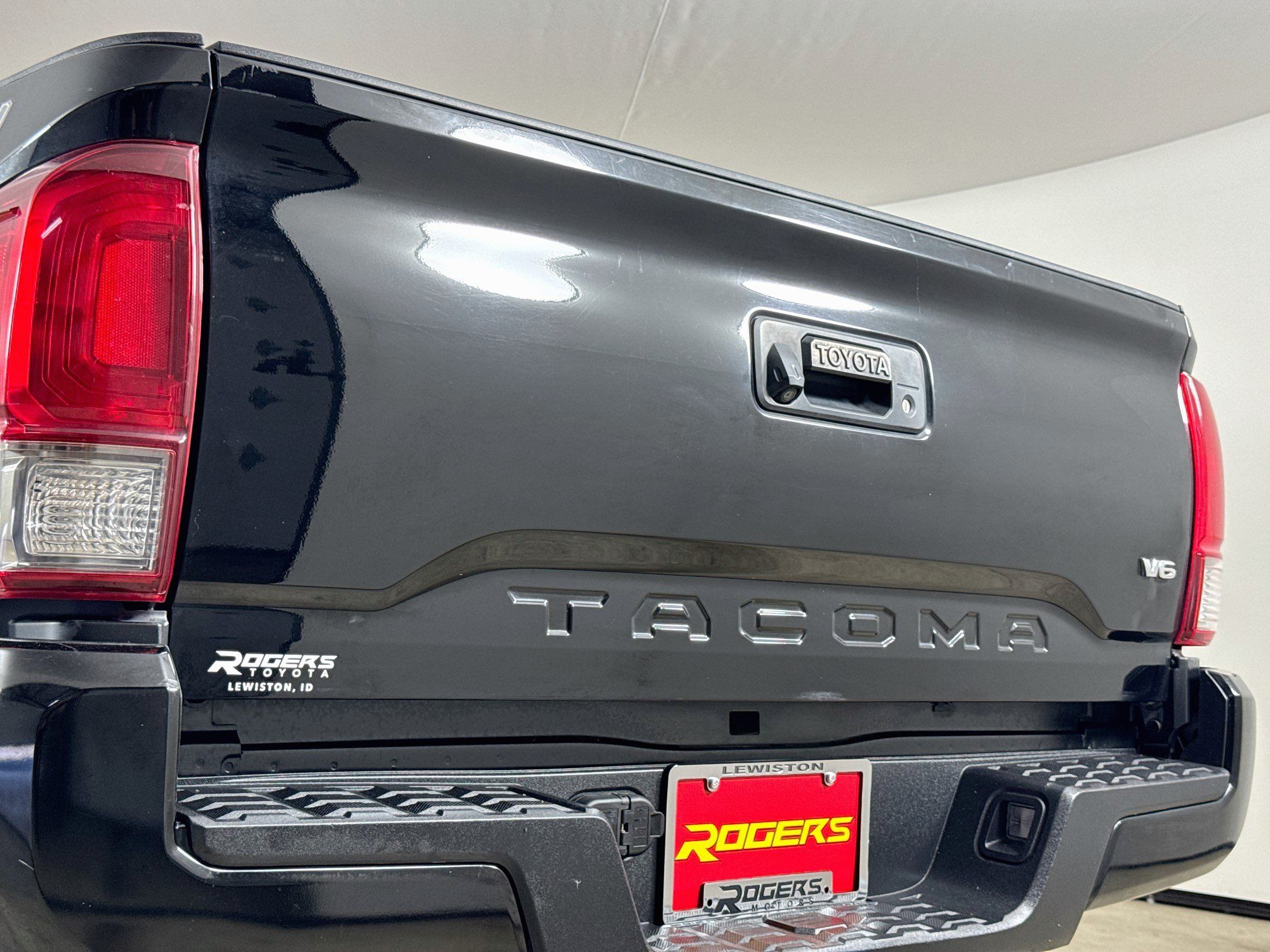 Used 2017 Toyota Tacoma TRD Sport AWD/4WD image 27