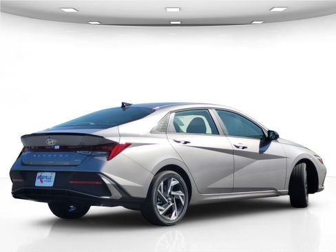 New 2025 Hyundai Elantra SEL image 8