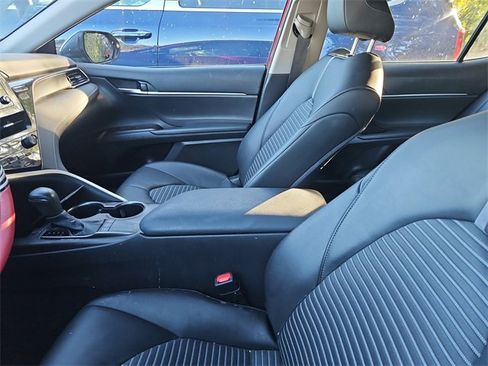 Used 2023 Toyota Camry SE image 4