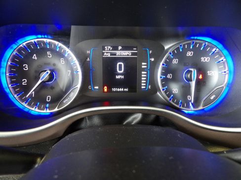 Used 2019 Chrysler Pacifica Touring-L image 10