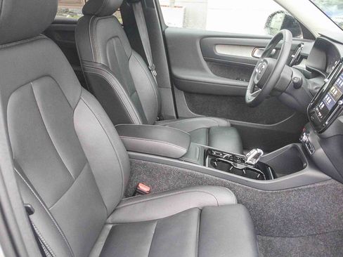 Used 2025 Volvo XC40 B5 Plus image 24