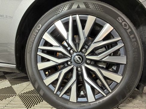 Used 2024 Nissan Altima 2.5 SV FWD image 35