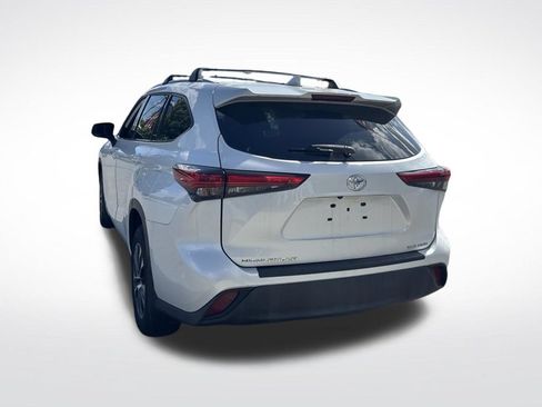 Used 2022 Toyota Highlander XLE AWD/4WD image 5