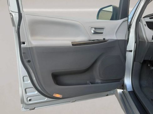 Used 2020 Toyota Sienna XLE w/ XLE Navigation Package FWD image 7