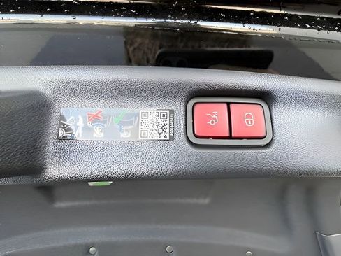 Used 2025 Mercedes-Benz C 300 Sedan image 30