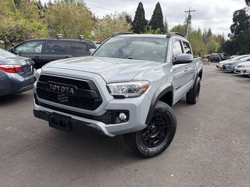 Used 2018 Toyota Tacoma TRD Off-Road AWD/4WD image 2