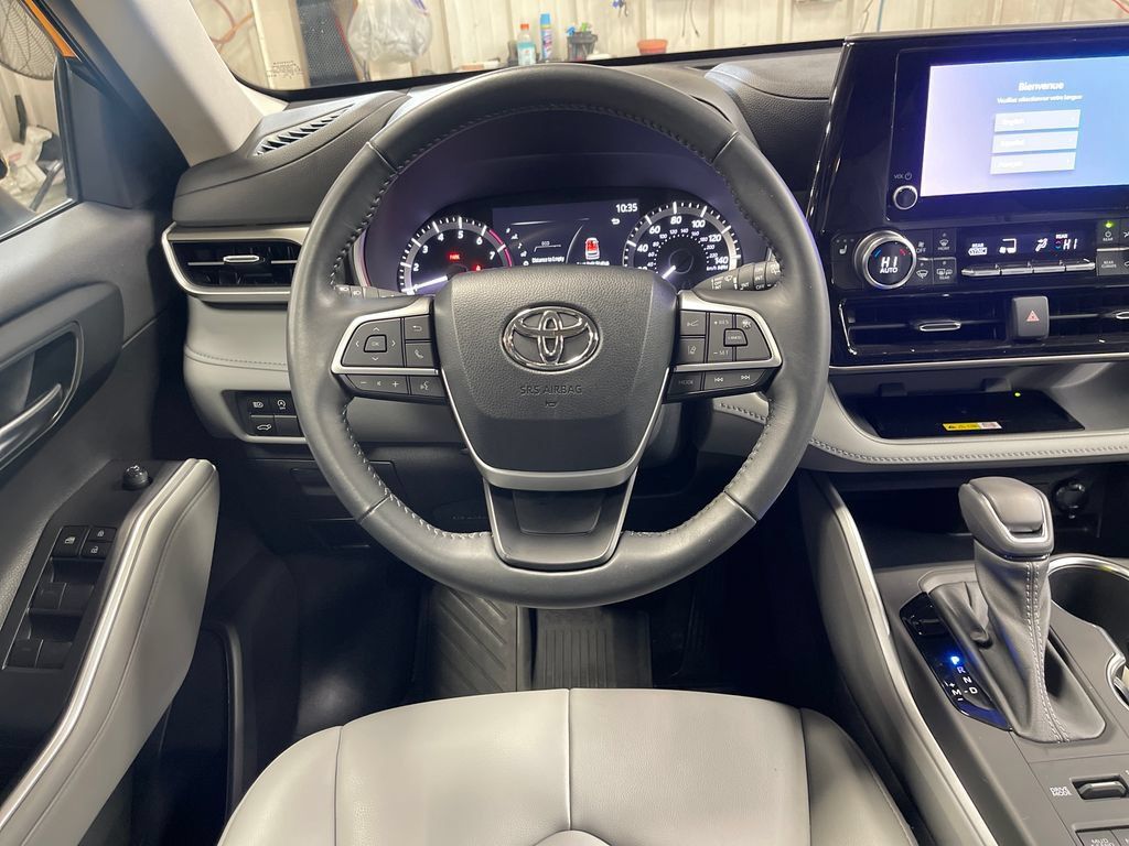 Used 2023 Toyota Highlander XLE AWD/4WD image 16