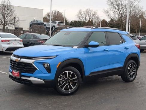 Used 2024 Chevrolet TrailBlazer LT w/ LT Cold Weather Package image 2