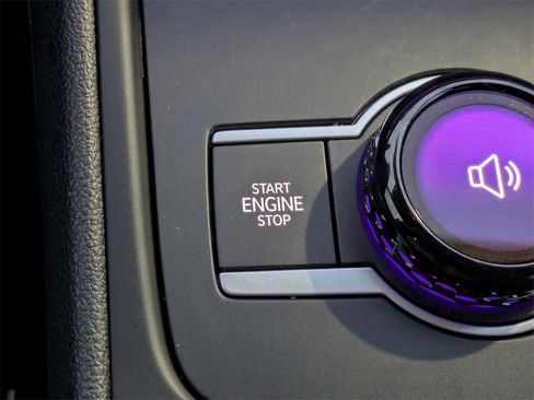 Used 2025 Volkswagen Tiguan SE image 29