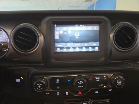 Used 2022 Jeep Gladiator Sport AWD/4WD image 16