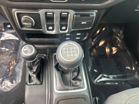 Used 2025 Jeep Wrangler Sport AWD/4WD image 13
