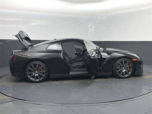 Used 2012 Nissan GT-R Premium image 64