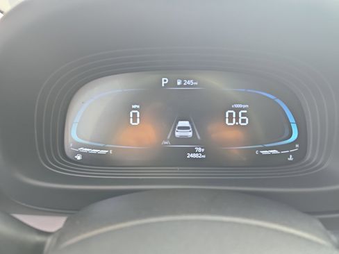 Used 2024 Hyundai Venue SEL image 2