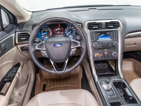 Used 2017 Ford Fusion SE image 11