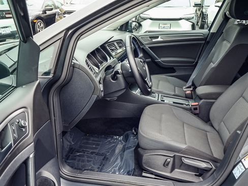 Used 2017 Volkswagen e-Golf SE w/ DC Fast Charging Package image 2