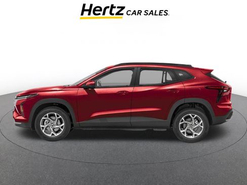 Used 2025 Chevrolet Trax LT FWD image 3