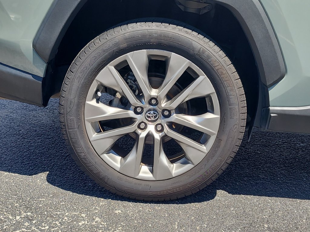 Used 2020 Toyota RAV4 XLE Premium FWD image 5