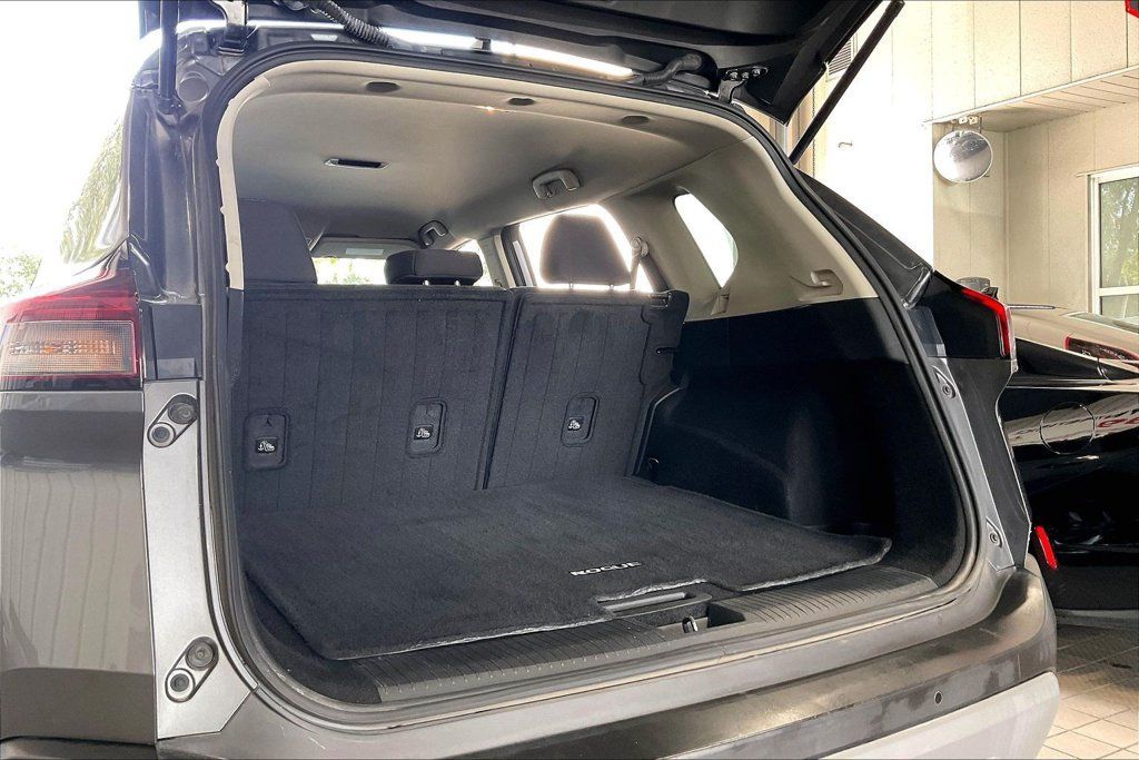 Used 2023 Nissan Rogue S AWD/4WD image 18