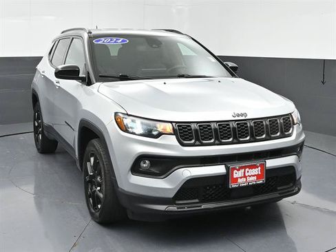 Used 2024 Jeep Compass Latitude w/ Altitude Special Edition AWD/4WD image 3