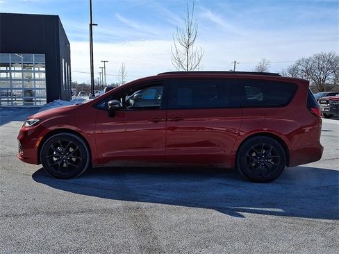 Used 2024 Chrysler Pacifica Touring-L w/ S Appearance Package image 4