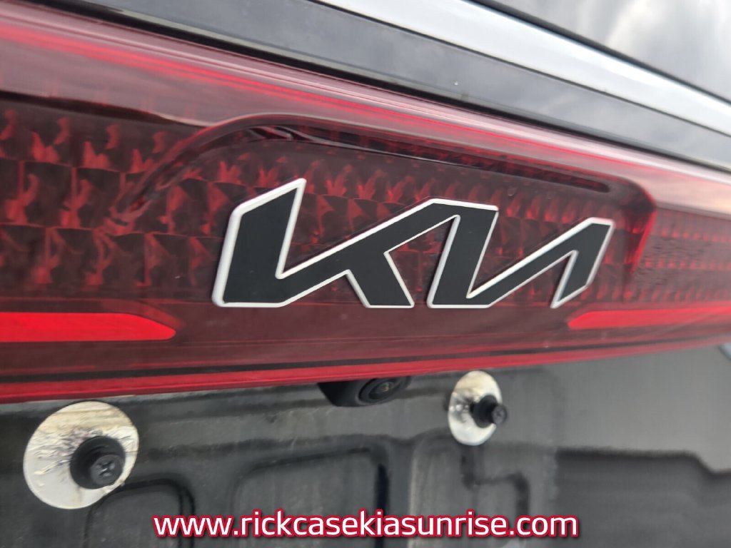 Used 2024 Kia Carnival EX FWD image 10