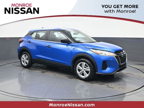 New 2025 Nissan Kicks Play S image 1