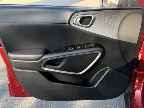 Used 2023 Kia Soul LX w/ LX Technology Package image 14