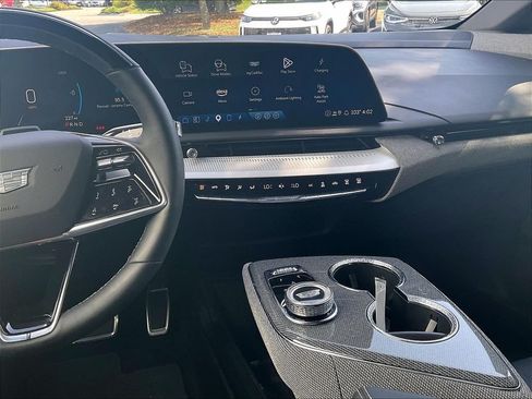 Used 2025 Cadillac Optiq Luxury 2 AWD/4WD image 17