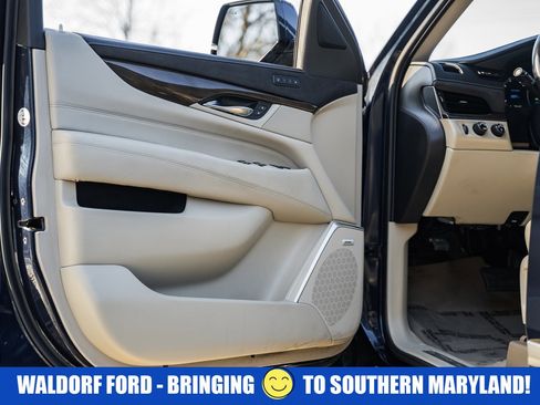 Used 2019 Cadillac Escalade ESV Luxury image 41
