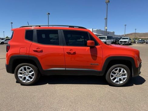 Used 2018 Jeep Renegade Latitude w/ Popular Equipment Group AWD/4WD image 4