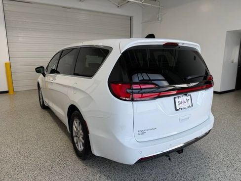 Used 2026 Chrysler Pacifica Select FWD image 5