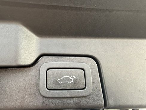 Used 2018 Land Rover Range Rover Evoque SE image 18