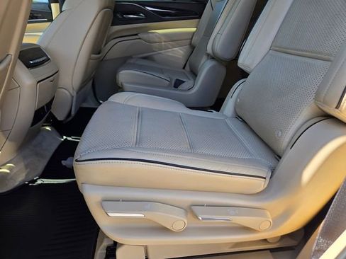 Used 2021 Cadillac Escalade Premium Luxury image 11