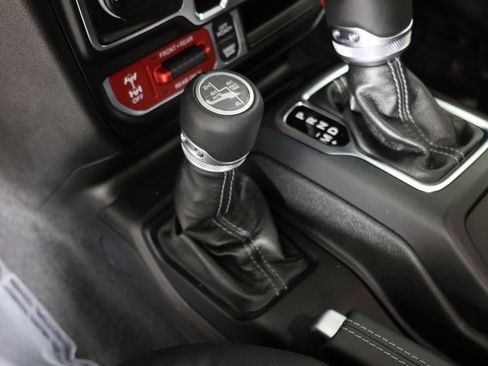 Used 2025 Jeep Wrangler Unlimited Rubicon AWD/4WD image 17