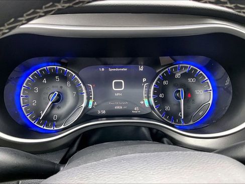 Used 2024 Chrysler Pacifica Touring-L image 12