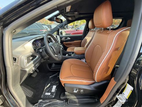 New 2026 Chrysler Pacifica Pinnacle image 13