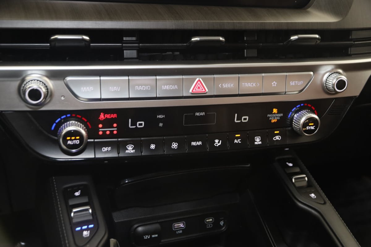 Used 2024 Kia Telluride EX w/ EX Captain's Chair Package FWD image 31