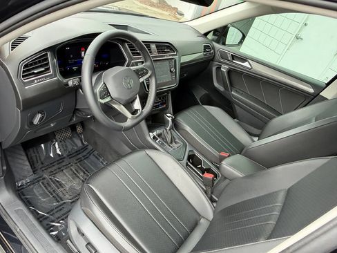 Used 2022 Volkswagen Tiguan SE FWD image 2