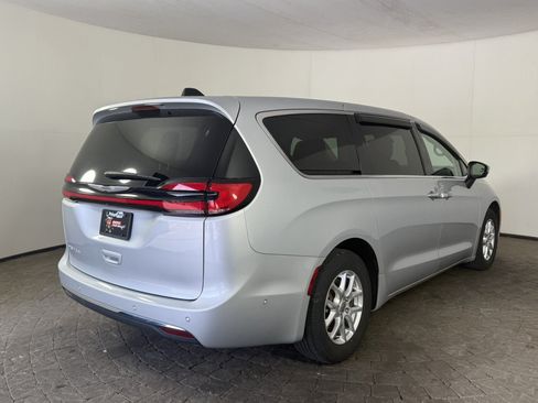 Used 2023 Chrysler Pacifica Touring-L FWD image 9