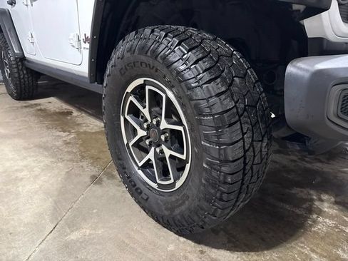 Used 2024 Jeep Wrangler Unlimited Rubicon AWD/4WD image 17