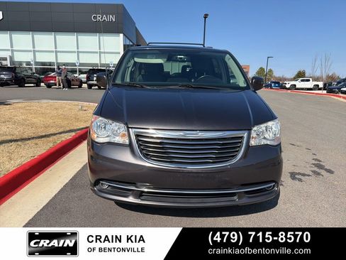 Used 2016 Chrysler Town & Country Touring image 5