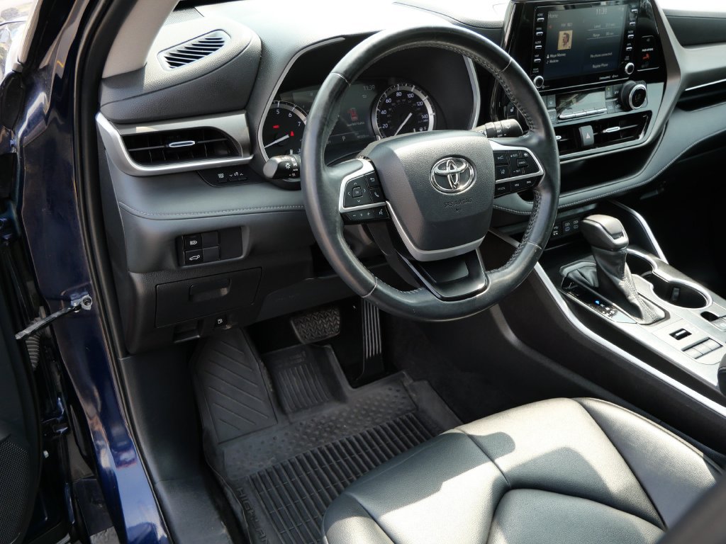 Used 2022 Toyota Highlander XLE AWD/4WD image 12