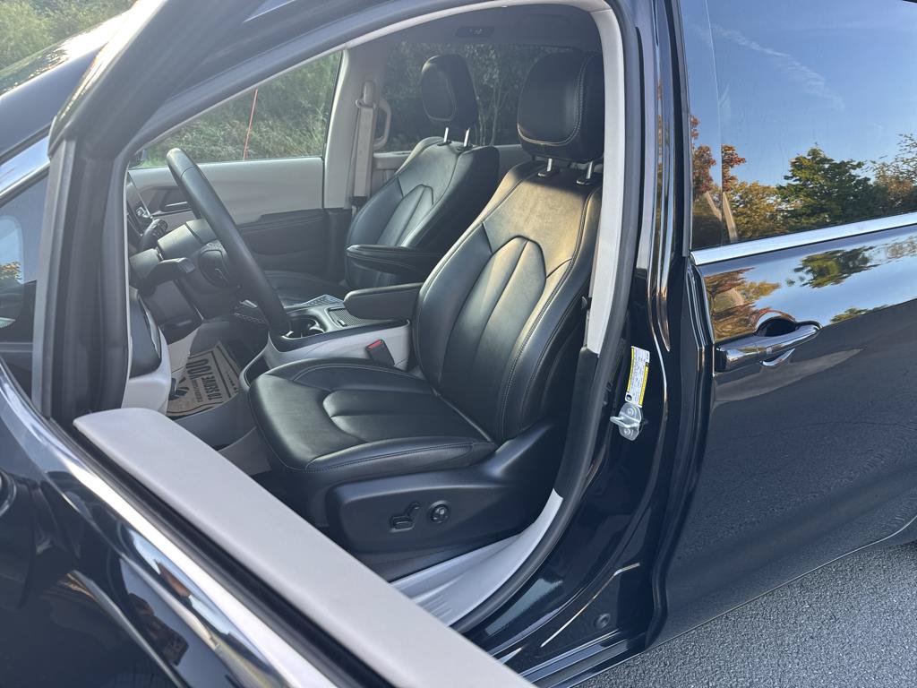 Used 2024 Chrysler Pacifica Touring-L FWD image 22
