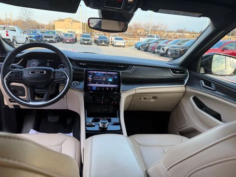 Used 2024 Jeep Grand Cherokee Limited image 12