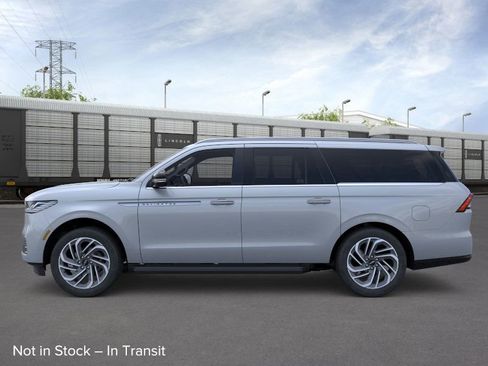 New 2026 Lincoln Navigator L Premier image 3