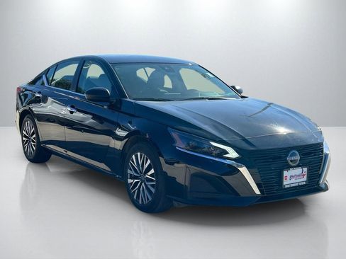 Used 2025 Nissan Altima 2.5 SV image 3